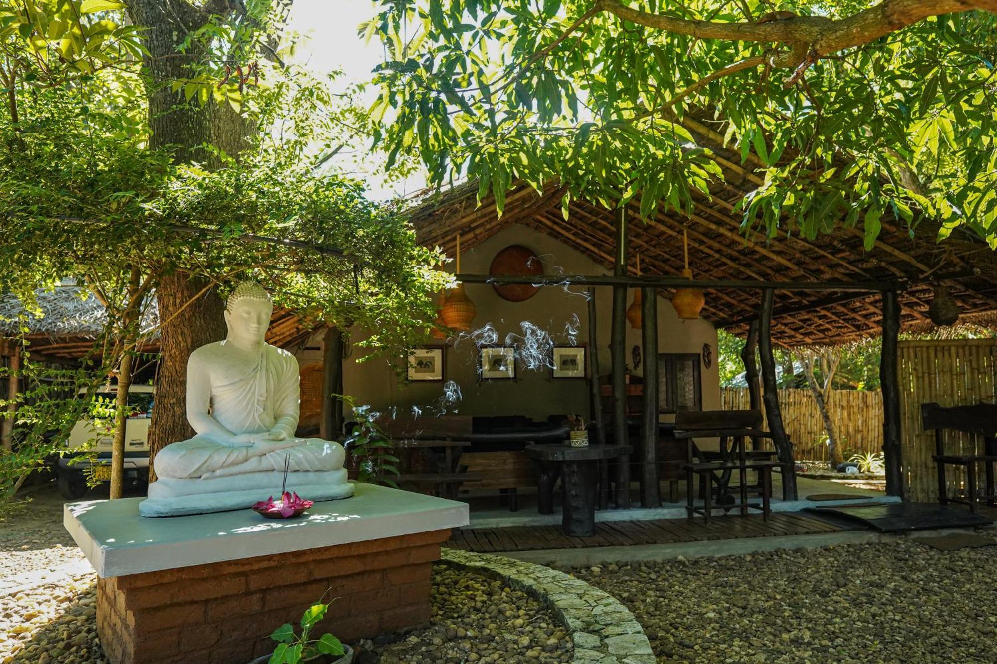 River Glamping By Gaga Bees Udawalawe Exterior photo